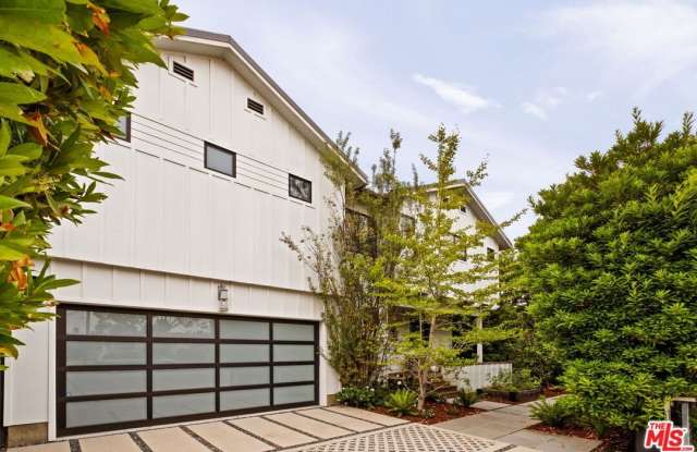 Photo of 1023 Superba Ave