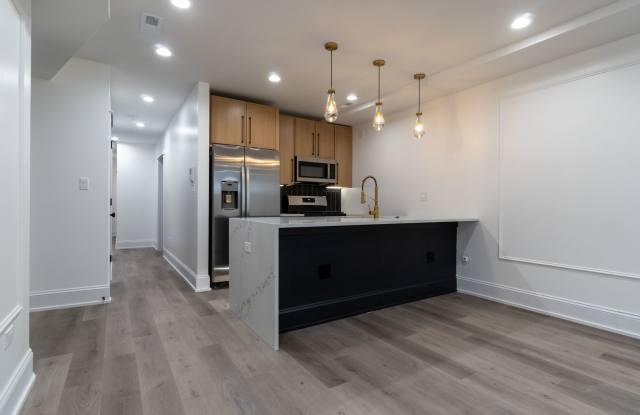 Contemporary 2-Bed, 2-Bath Garden Apartment in Uptown – Move-In Ready!