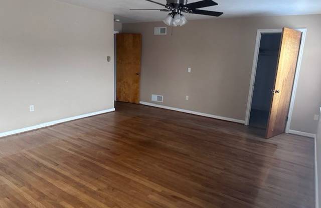 Spacious 2nd floor 3 Bedroom Apartment - 722 South Broad Street, Lititz, PA 17543