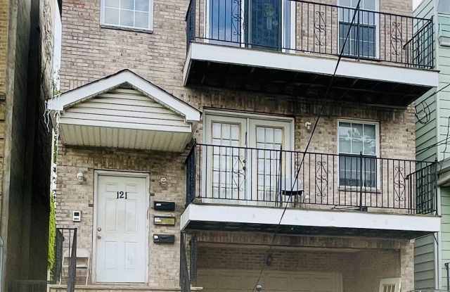 121 BOSTWICK AVE