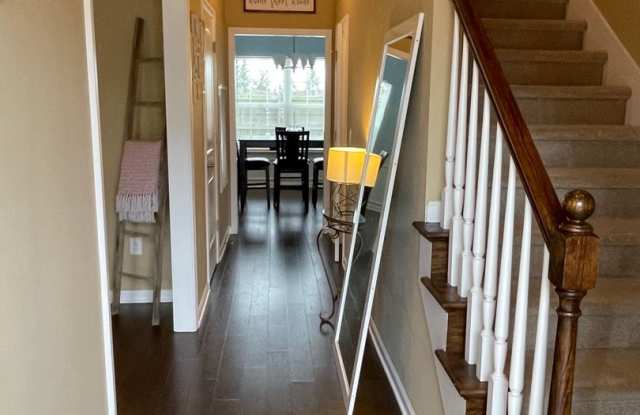 Cottage Glen Townhome. -- Full Furnished !!!