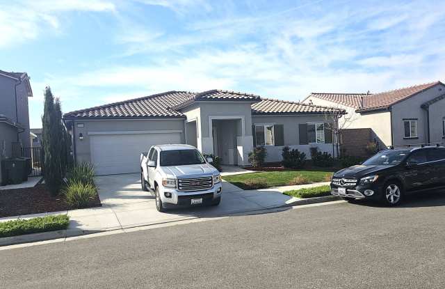 Modern 4 Bedroom Home in City in the Hills