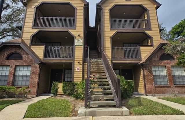 300 LAKEPOINTE DRIVE