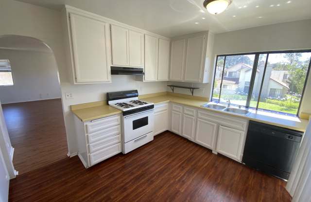 4304 Avenida Lorenzo - D