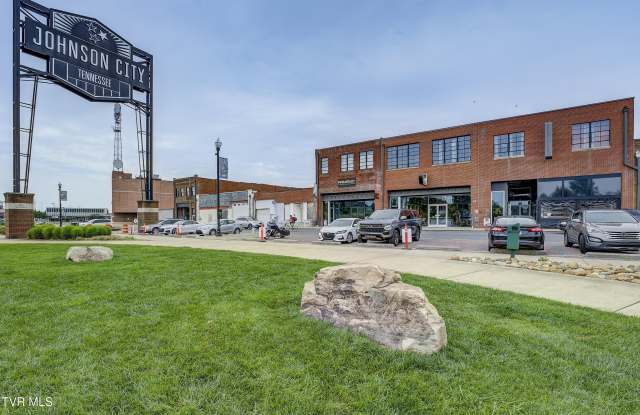 121 N Commerce Street unit: 204