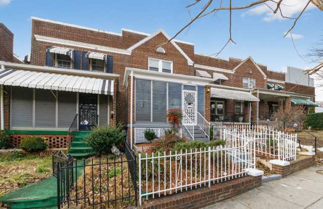 Newly Renovated 5BR/2BA Rowhome