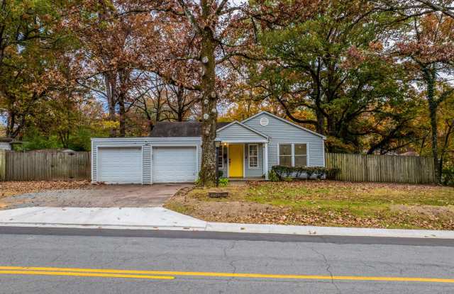 Charming Midtown Little Rock Home on Corner Lot – 3BR/2BA + Garage