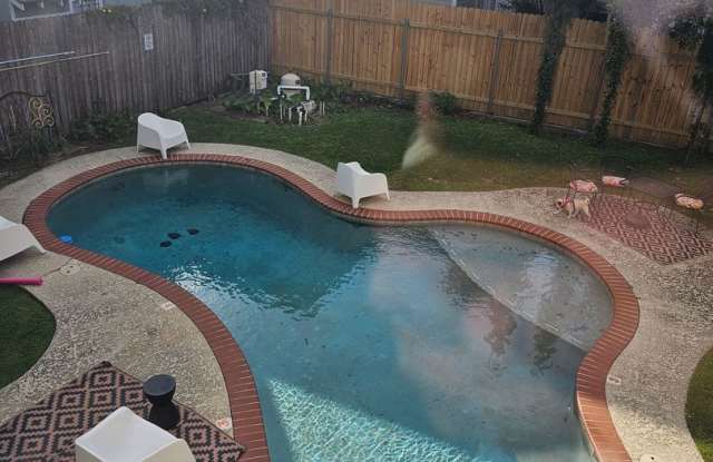 Uptown 1 Bedroom, 1 Bath, Swimming Pool, 1 block from St. Charles
