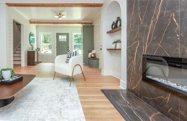 2908 N Hills Drive NE