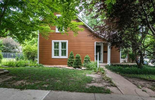 QUAINT COTTAGE IN THE CENTER OF IT ALL!