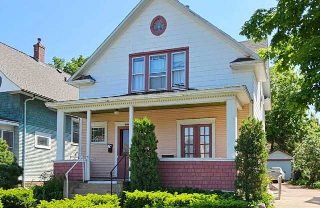 1090 13th ave SE