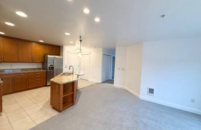 2BR Condo with Private Patio Near Discovery Park – Blue Heron Community