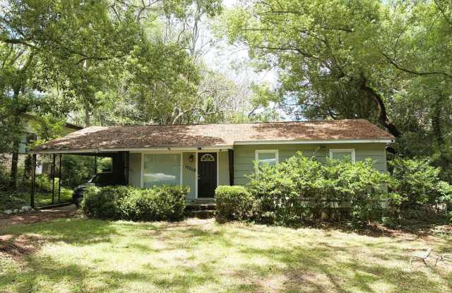 3/1 HOUSE w/ Huge Fenced Yard, Carport, Will Have New Paint, and Natural Light! Walk to FSU/COLLEGETOWN/STADIUM! Avail August 8th for $1550/month!