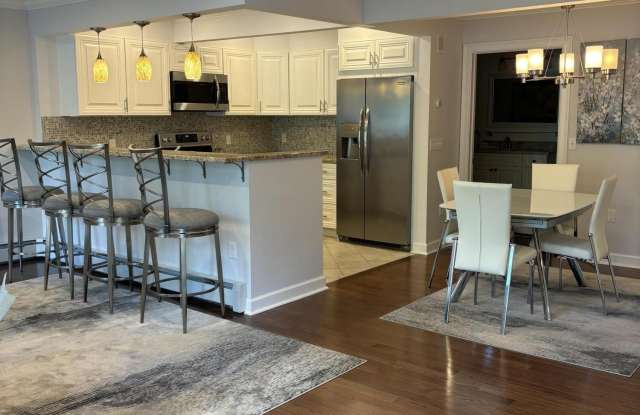 Photo of 1465 E Putnam Avenue