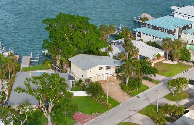 Waterfront 3 Bedroom in Yacht Club Estates