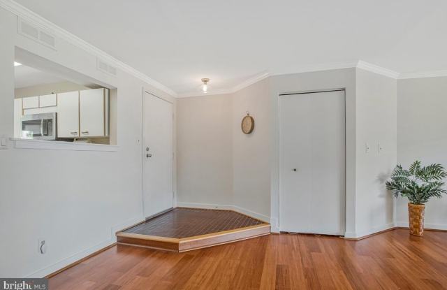 7002 CHANNEL VILLAGE Court unit: 101