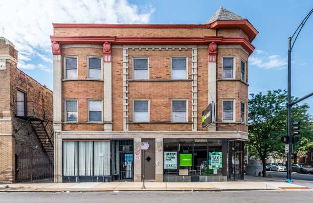 5749 W Chicago