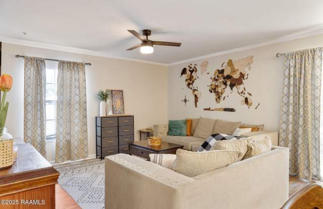 211 Versailles Boulevard