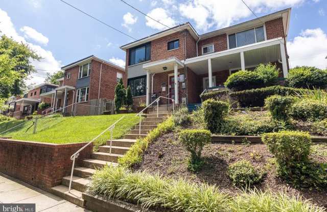 239 HAWAII AVENUE NE