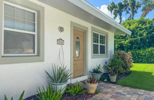 *** 2 BED/1 BATH *** NAPLES PARK *** NO HOA *** ANNUAL / DUPLEX *** CLOSE TO BEACH AND MERCATO SHOPS***