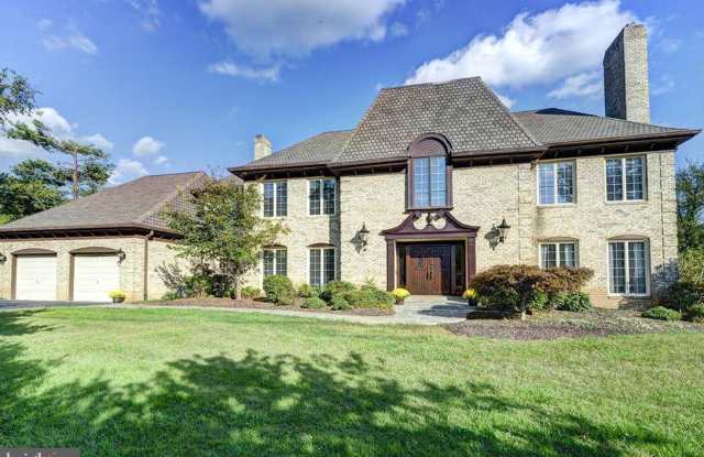 Luxurious living in Potomac! Main House and Guest House included!