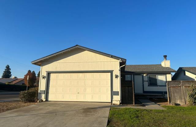 Clean home in a well established neighborhood with community pool! - 1708 East Beech Drive, Visalia, CA 93292