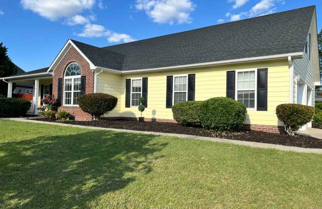 Beautiful 4br, 2.5 bath home in the Jack Brit school district - 6350 Jacobs Creek Circle, Cumberland County, NC 28306