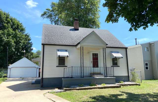 Photo of 2 Bedroom, 1 Bath Home  Garage Available in Peoria IL!