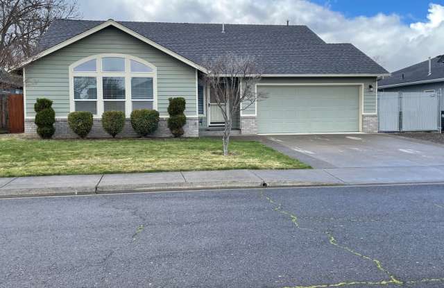 Spacious 3 bdrm, 2 bath home- CENTRAL POINT! - 1243 Greentree Way, Central Point, OR 97502