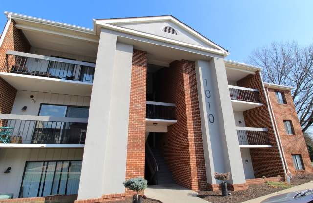Great Two Bedroom Condo Available - 1010-5 Blueridge Dr.