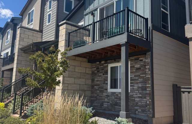 IMMACULATE NORTH END TOWNHOME!