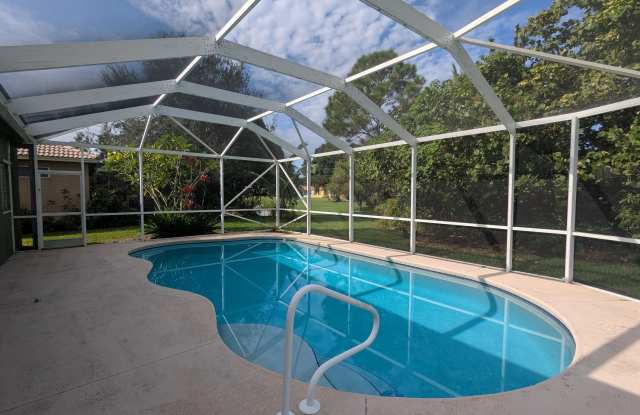 601 NW Waverly Circle