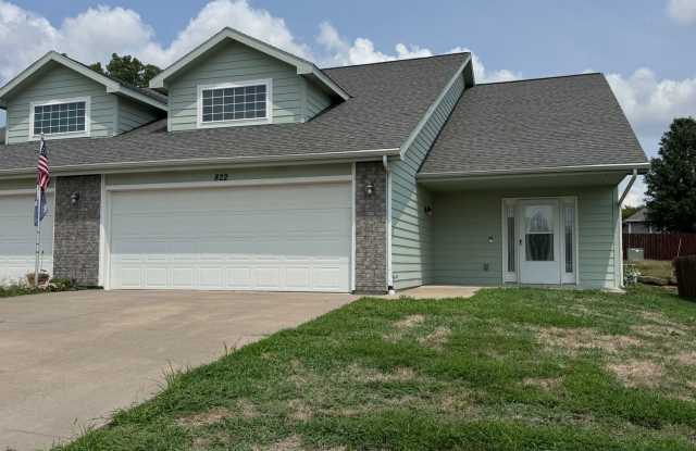 Large 2 bedroom duplex in Shawnee Heights School District