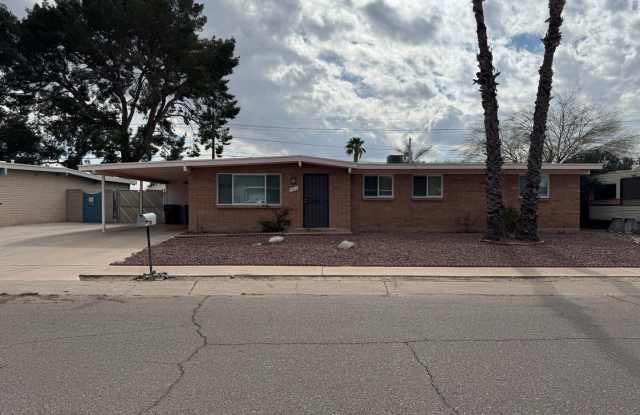 Large 4Bdm 2Ba home, huge yard, lots of storage space, must see!