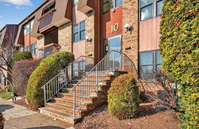 Photo of 2 bed 2 bath condo in Woodbridge NJ, Commute Friendly