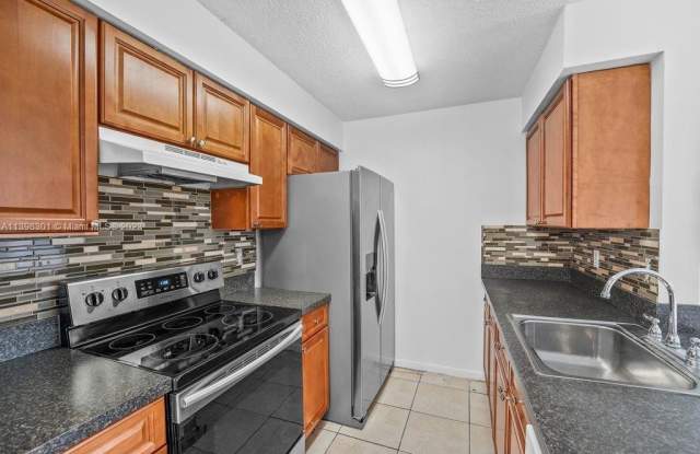 10461 NW 7th St - 10461 Northwest 7th Street, Pembroke Pines, FL 33026