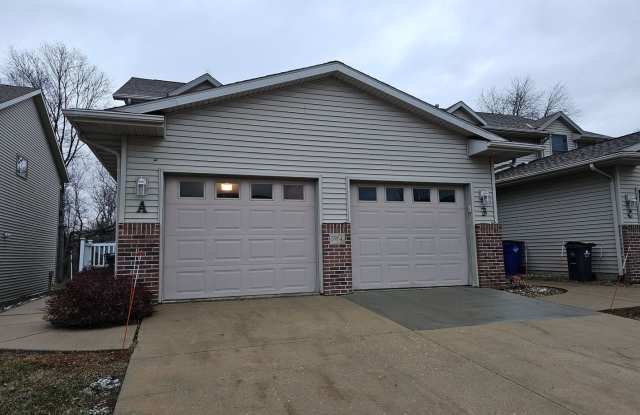 2 Bedroom 1.5 bath condo with attached garage in great NE location!