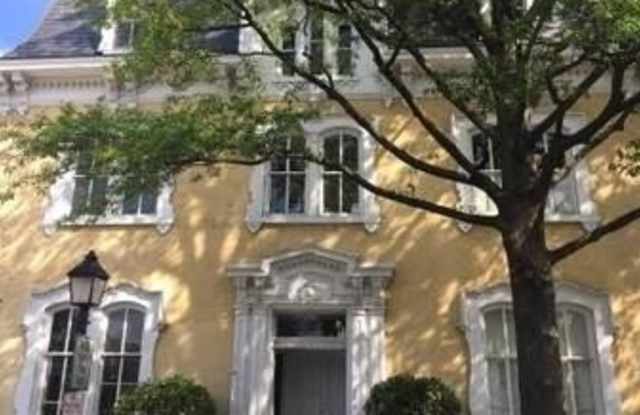131 N WASHINGTON Street
