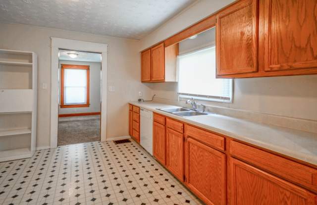 Great 3 Bedroom, 2 Bath - Just Off 17th St! *2027*