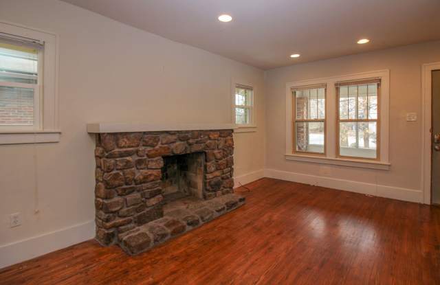 4BR/2.5BA West Campus - Short Distance to Mizzou!! Spacious House!