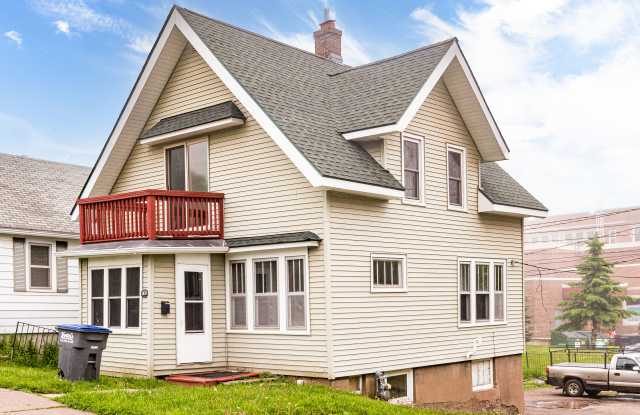 Photo of 1018 N 7th Ave E