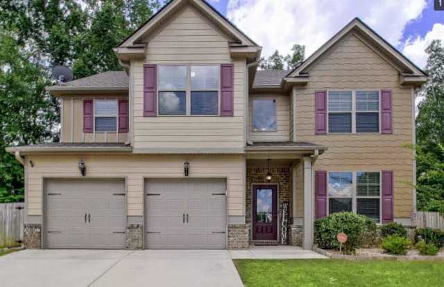 124 Village Place - Available NOW! This 5 BDRM, 3 BA Home is Spacious and Well Maintained. Convenient to HWYs 16 and 34, and I85 in the City Limits of Newnan. Must See! - 124 Village Place, Newnan, GA 30265