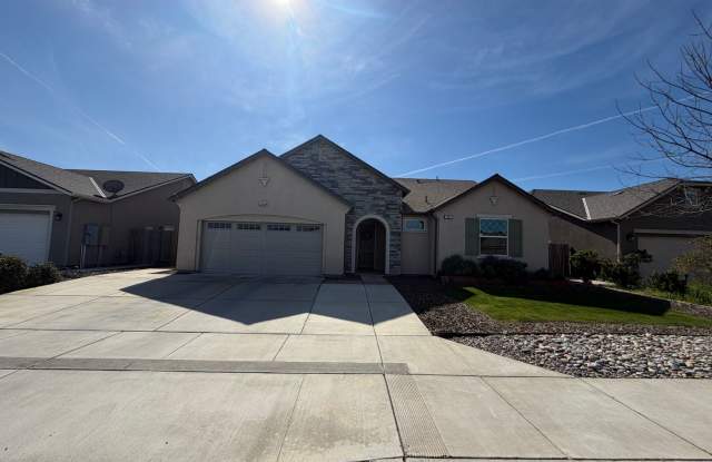 Adorable 3 Bedroom, 2 Bathroom Home in a Quiet North Hanford Neighborhood