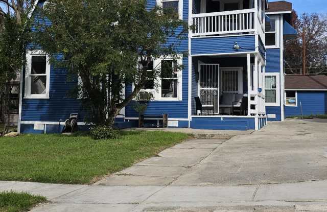 Photo of 1015 W Mistletoe Ave