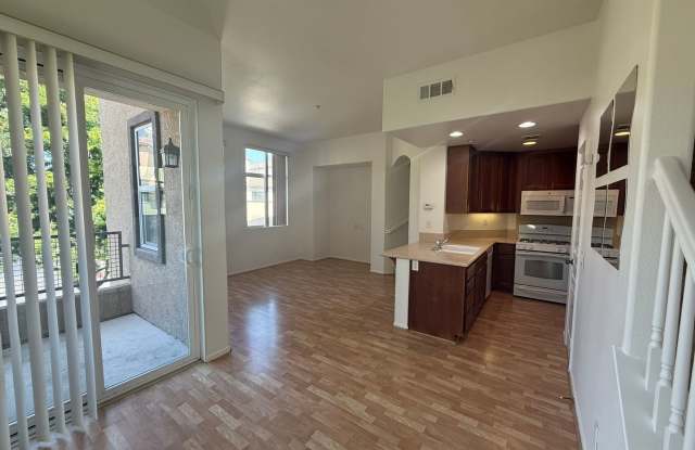 Photo of 3 bed 3 bath by Cal Sate!