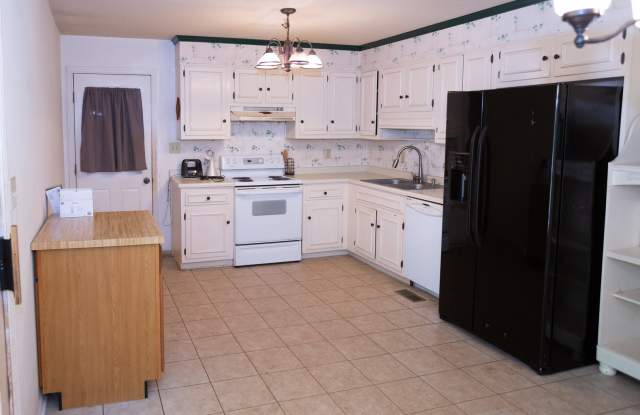 Available 3/2 house in Green Acres!