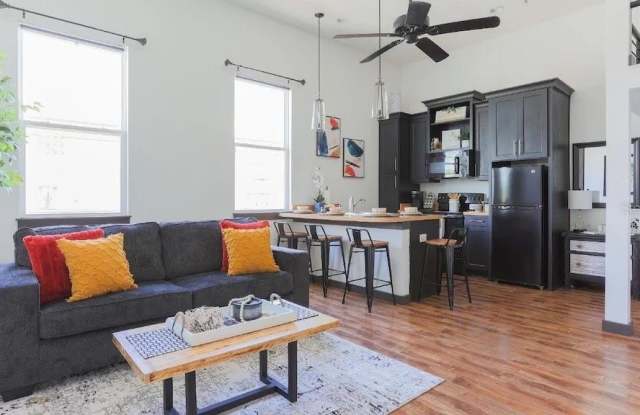 2004 N HOWARD AVENUE