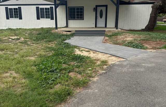 Photo of 3 Bedroom, 2 Bath on 1.5 acres in Hanford