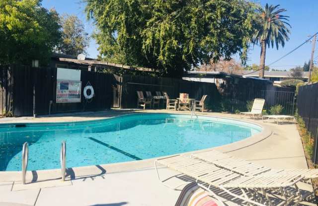2 bedroom Condo in Santa Paula Manor!
