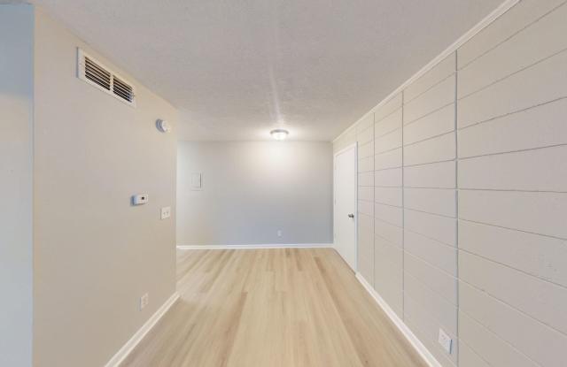 Spacious 1Bed/ 1Bath in Riverside ** Downstairs Unit  Water Included **